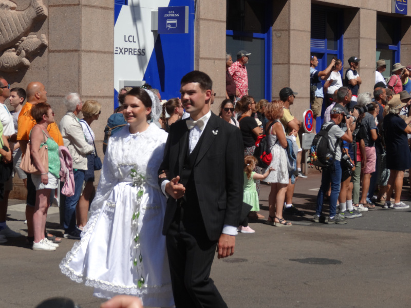 Grande Parade : couple en costumes de mariage