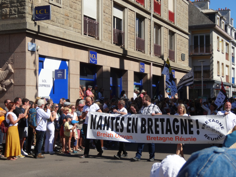 Grande Parade : bandeau Bretagne réunie