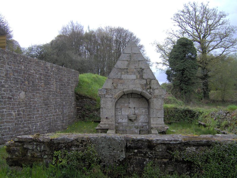 fontaine ancienne Morbihan, non loin de Plouay