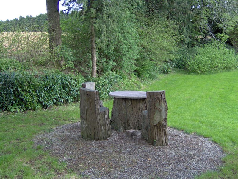 table et sièges en bois (tronc d’arbre) Morbihan, secteur Plouay