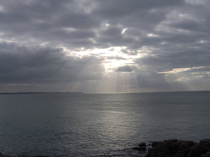 Littoral Kerroch : le soleil transperce les nuages !