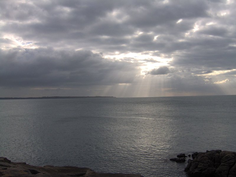 Littoral Kerroch : le soleil transperce les nuages !