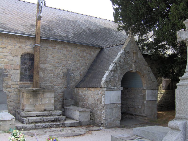 Une des entréee de la chapelle