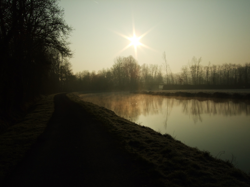 Canal de Nantes à Brest : photo en contre-jour avec le lever de soleil