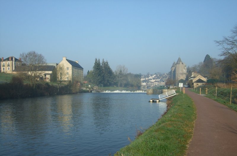 Canal de Nantes à Brest près du château de Josselin