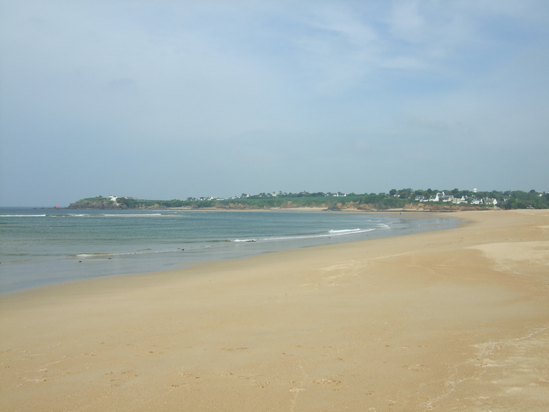 La plage du Pouldu côté Morbihan, mais avec le Finistère à l'horizon