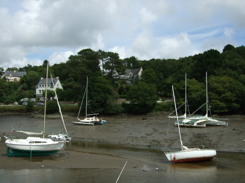 Pont-Aven : bateaux de plaisance dans la vase