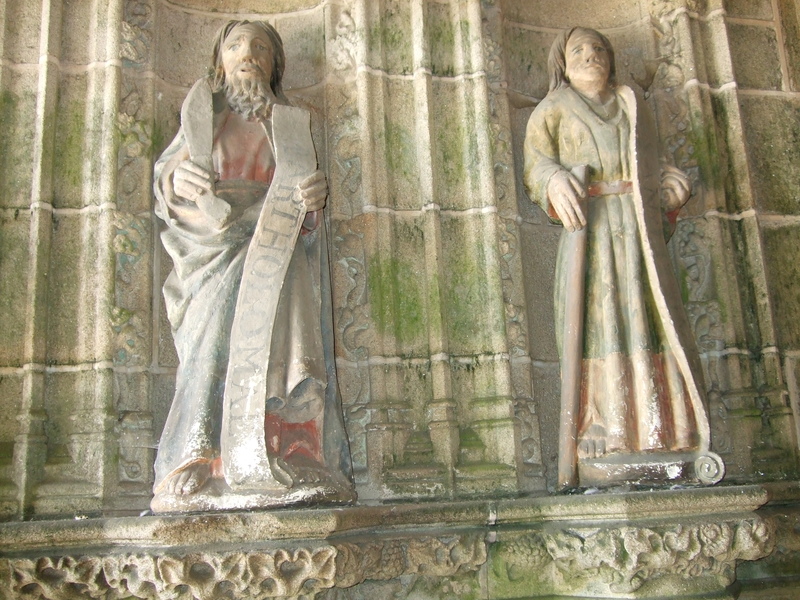 Notre-Dame de Kernascléden : statue à l'entrée de l'église