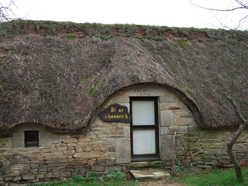 Toit en chaume maison ancienne Poul-Fetan