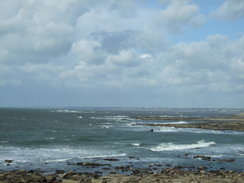 Vue sur les vagues et les rochers de la plage des Kaolins