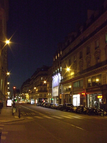 Une rue de Paris photographiée de nuit