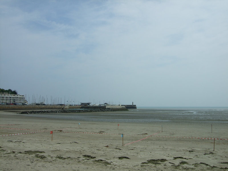 Plage de Binic : vue en direction du port de plaisance