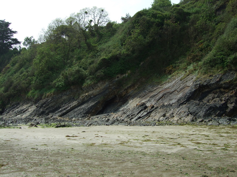 Plage de Binic : vue sur les falaises