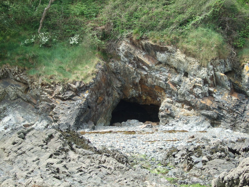 Plage de la Banche (Binic) : petite grotte