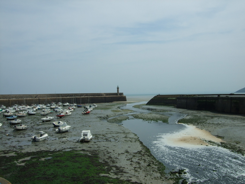 Plage de la Banche (Binic) : bateaux de plaisance sable mouillé