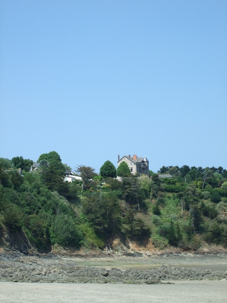 Plage de la Banche (Binic) : maison en pierre au-dessus de la plage