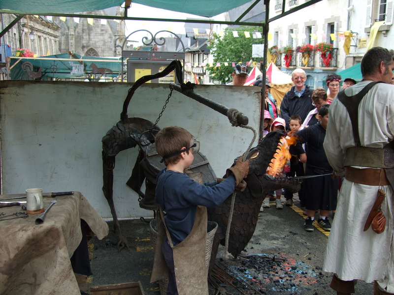 apprenti forgeron fête médiévale Josselin 2010