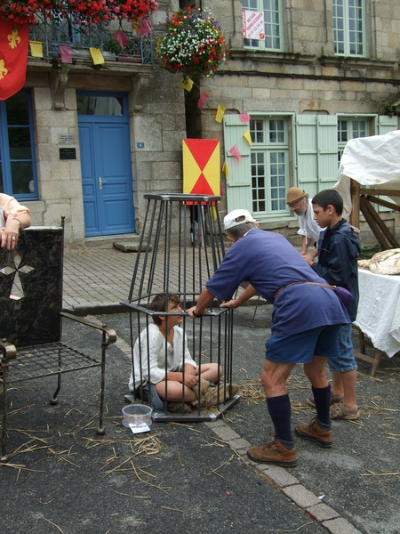 enfant « prisonnier » fête médiévale Josselin 2010