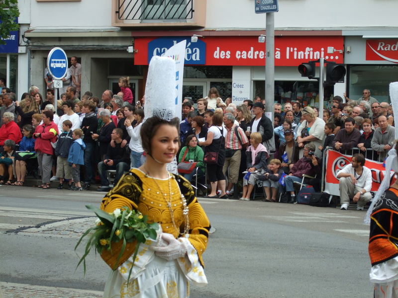 Femme costume traditionnel festival interceltique 2010