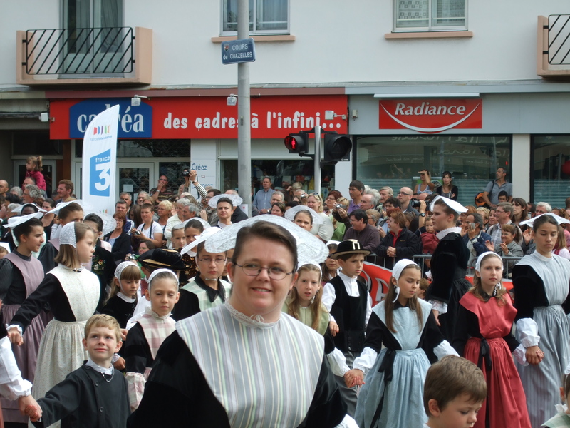 Femme et enfants en costume celte festival interceltique 2010