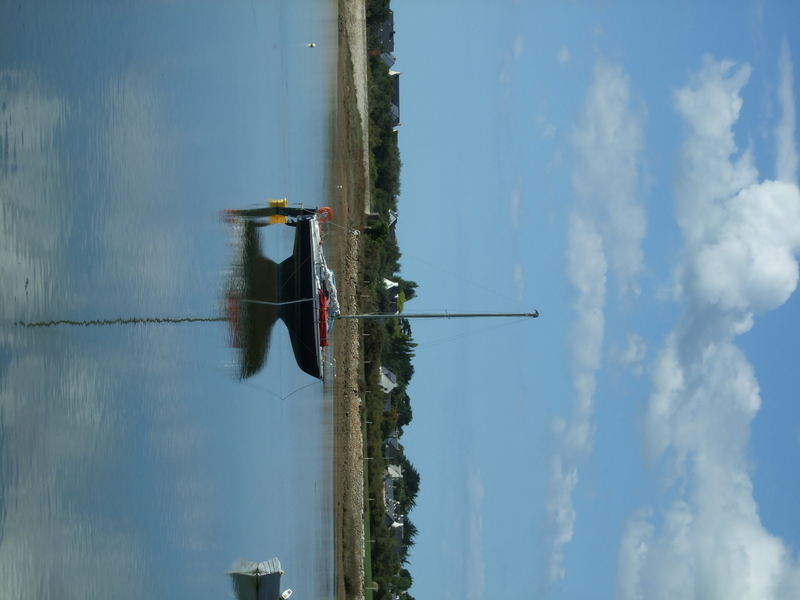 Locmariaquer (reflet bateau, Marais de Brennegi)