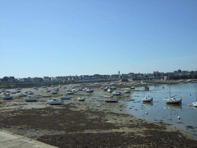 Roscoff, port avec bateaux de plaisance envasés