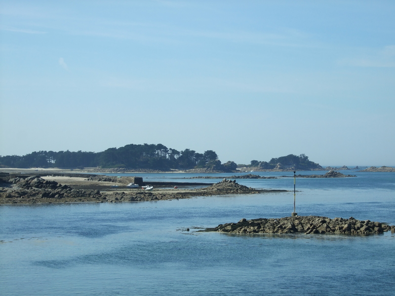 Roscoff : vue en direction de l’île de Batz à partir de la longue « jetée »