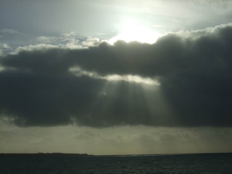 Tempête Kerroch 2010 : soleil caché derrière nuages sombres