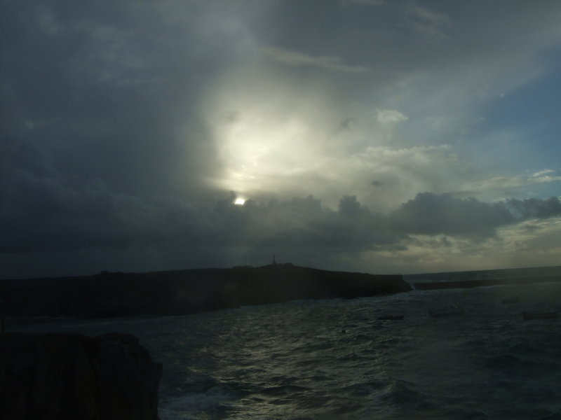 Tempête Kerroch 2010 : soleil caché derrière nuages sombres