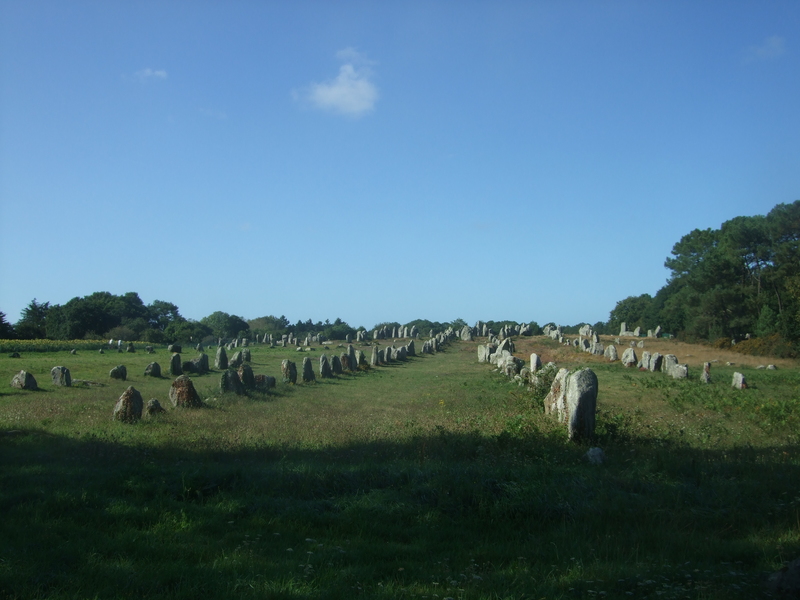 Alignement de menhirs Carnac avec jeu d’ombre