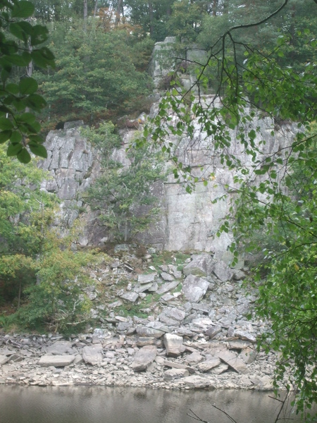 Falaise autour du lac de Guerlédan