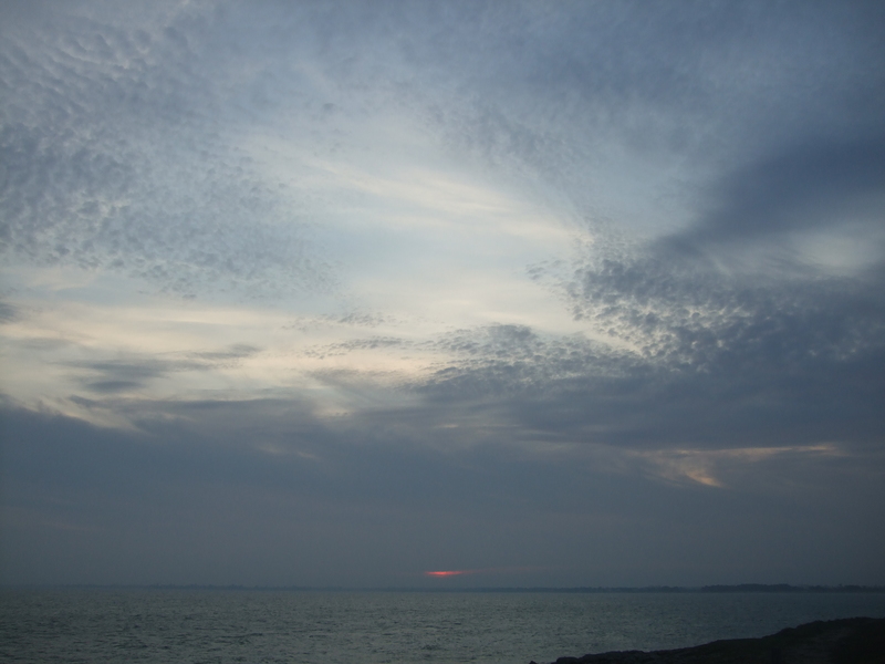 Soleil rouge et nuages sombres… coucher de soleil Sainte-Marine