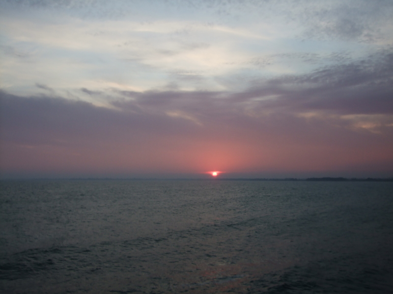 Coucher de soleil jouant avec les nuages Sainte-Marine Finistère