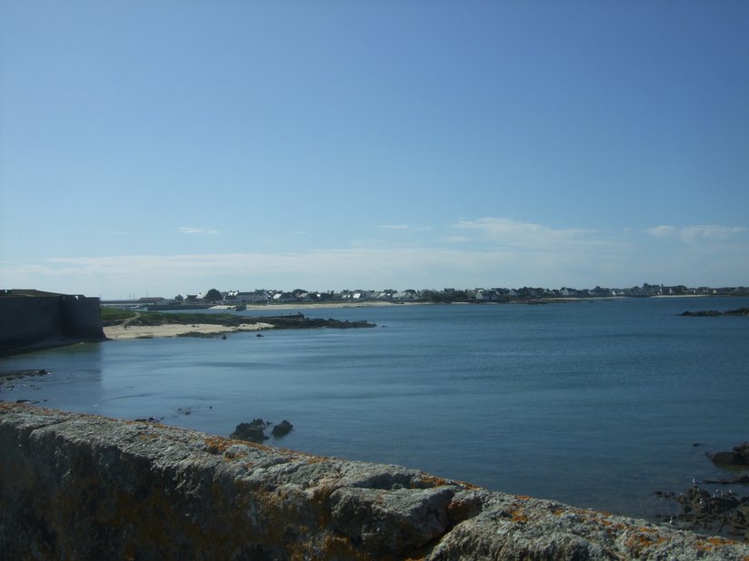 Vue sur la mer des remparts de Port-Louis (56)