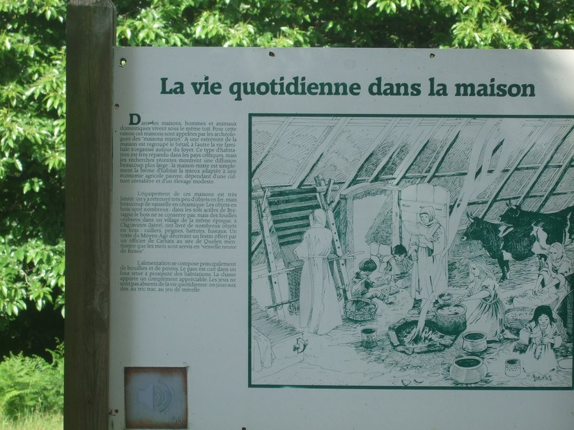 Panneau de présentation du Village de l'an Mil de Melrand