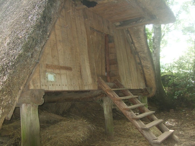 Escalier en bois donnant accès à un grenier médiéval (Village de l’an Mil à Melrand)