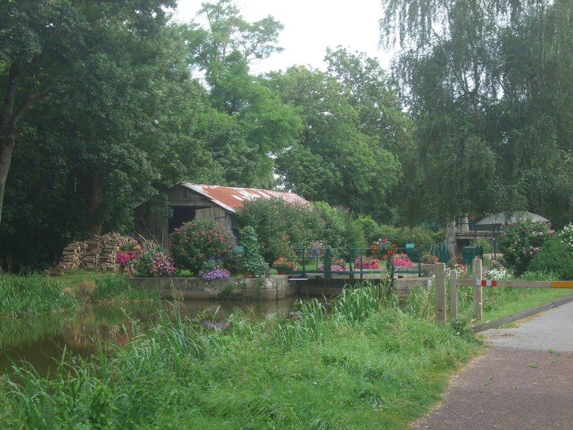 Écluse fleurie canal de Nantes à Brest entre Malestroit et le Roc-Saint-André