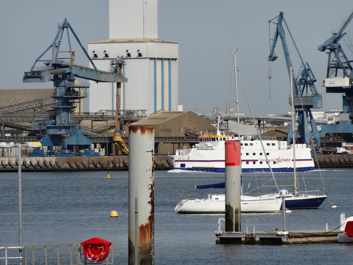 Bateaux et grues rade de Lorient