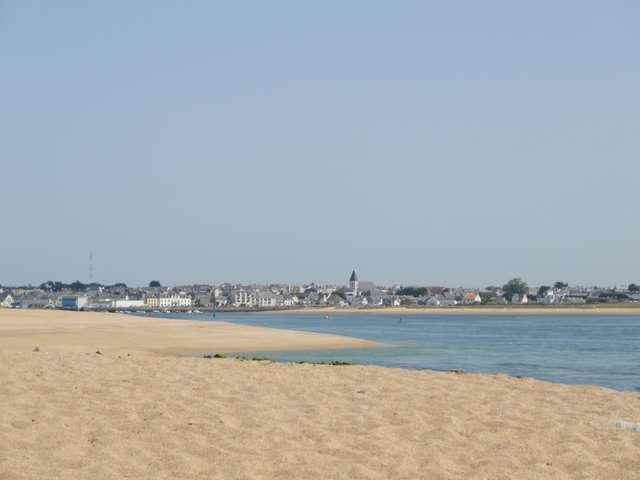 Vue sur Erdeven à partir de la grande plage de Plouhinec