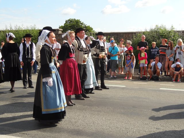 Danseurs en costume Grande parade, festival interceltique Lorient 2014