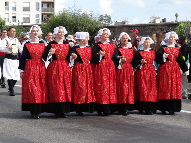 Danseuses en costume traditionnel Grande parade, festival interceltique Lorient 2014