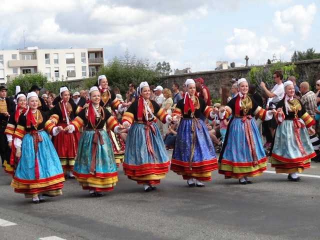 Danseuses en costume traditionnel Grande parade, festival interceltique Lorient 2014