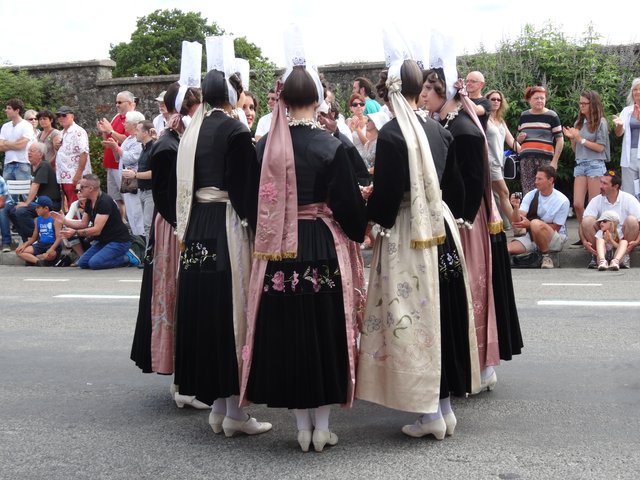 Danseuses en costume traditionnel Grande parade, festival interceltique Lorient 2014