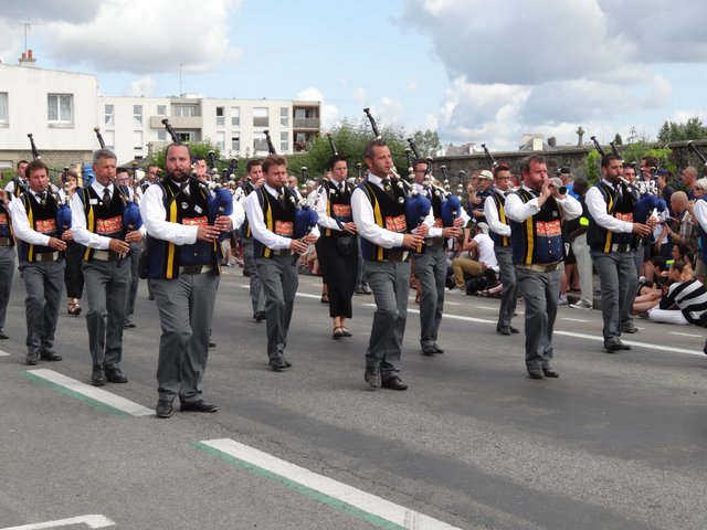 Musiciens en costume traditionnel Grande parade, festival interceltique Lorient 2014