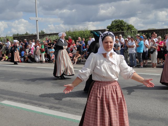 Femme en costume traditionnel Grande parade, festival interceltique Lorient 2014