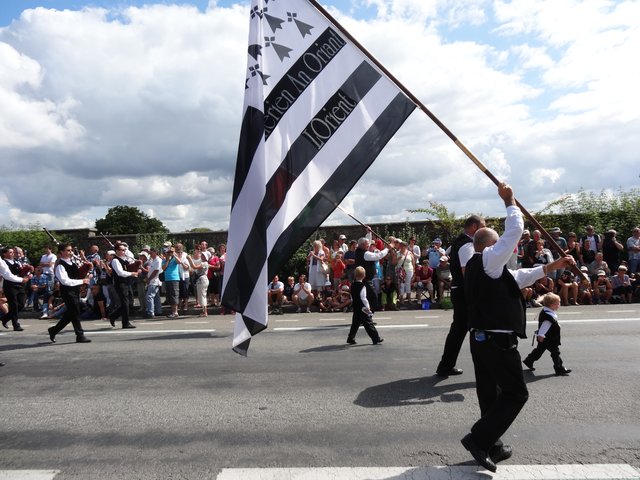 Drapeau breton et son porteur Grande parade, festival interceltique Lorient 2014