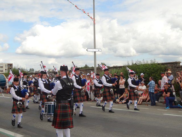 Joueurs de cornemuses en kilt, Grande parade, festival interceltique Lorient 2014