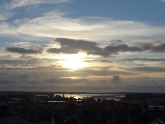 Ciel nuageux sur la rade de Lorient