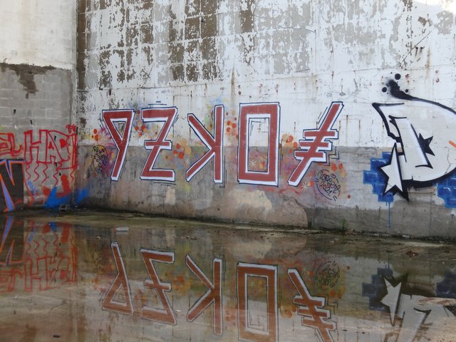 Street Art port de Lorient (graffitis) : reflet dans l’eau