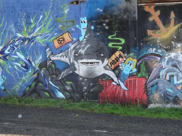 Street Art port de Lorient (graffitis) : requin ... pas chagrin ?